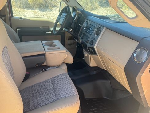 Used 2016 Ford F250 XLT w/ Snow Plow Prep Package image 1