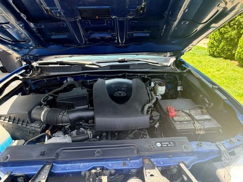 Used 2018 Toyota Tacoma TRD Sport AWD/4WD image 14
