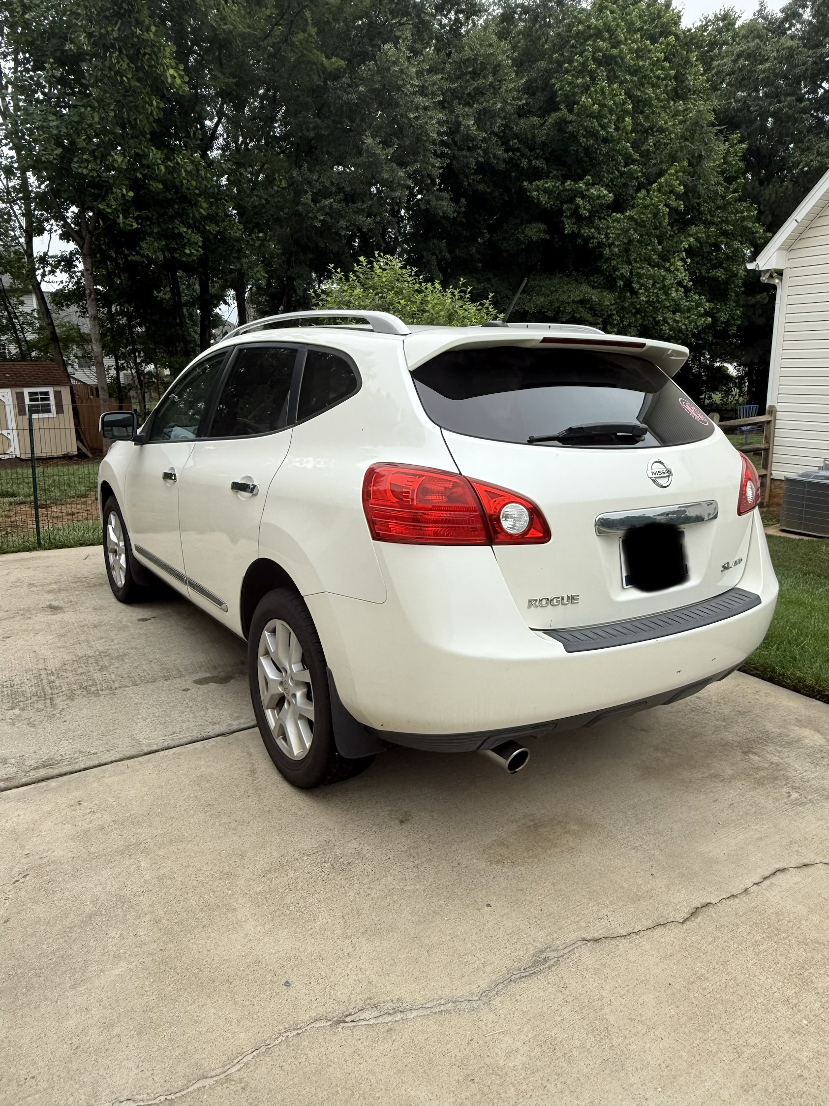 Used 2011 Nissan Rogue SV w/ SL Pkg AWD/4WD image 2