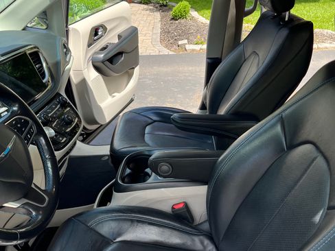 Used 2021 Chrysler Pacifica Touring-L image 9