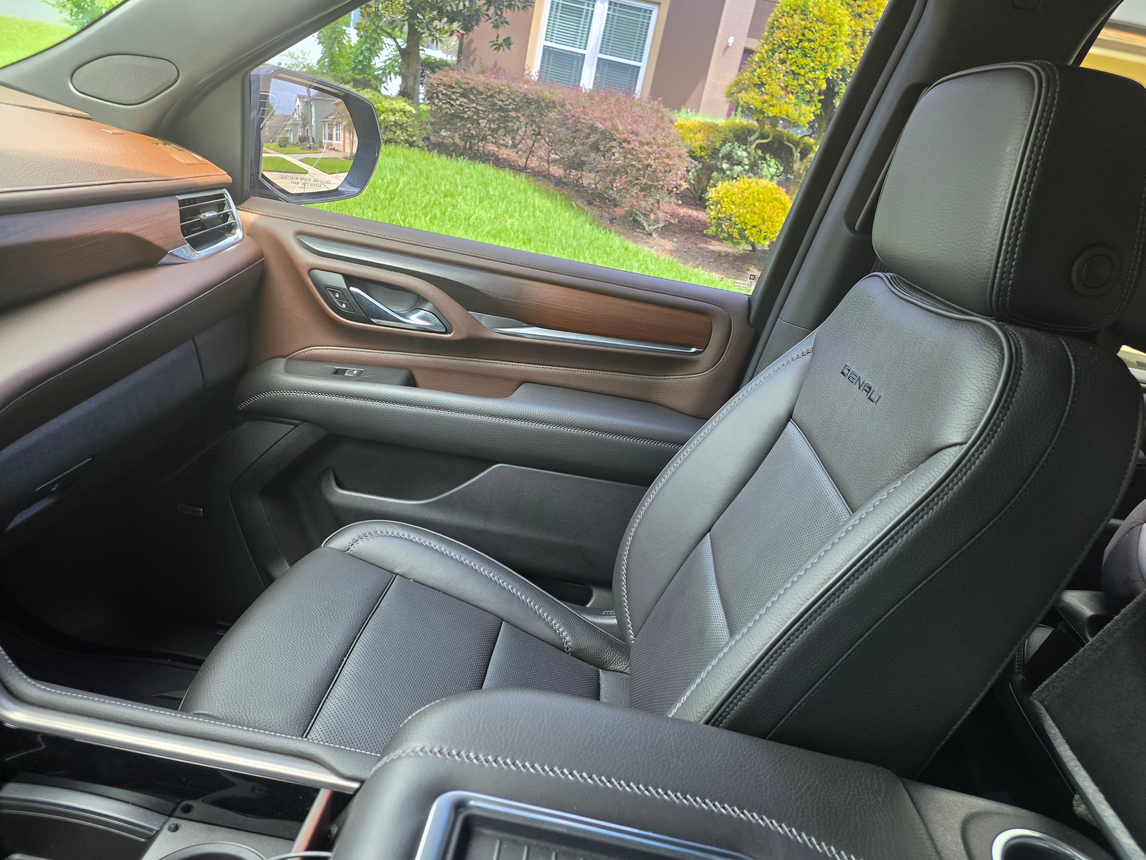 Used 2021 GMC Yukon Denali w/ Denali Premium Package AWD/4WD image 8