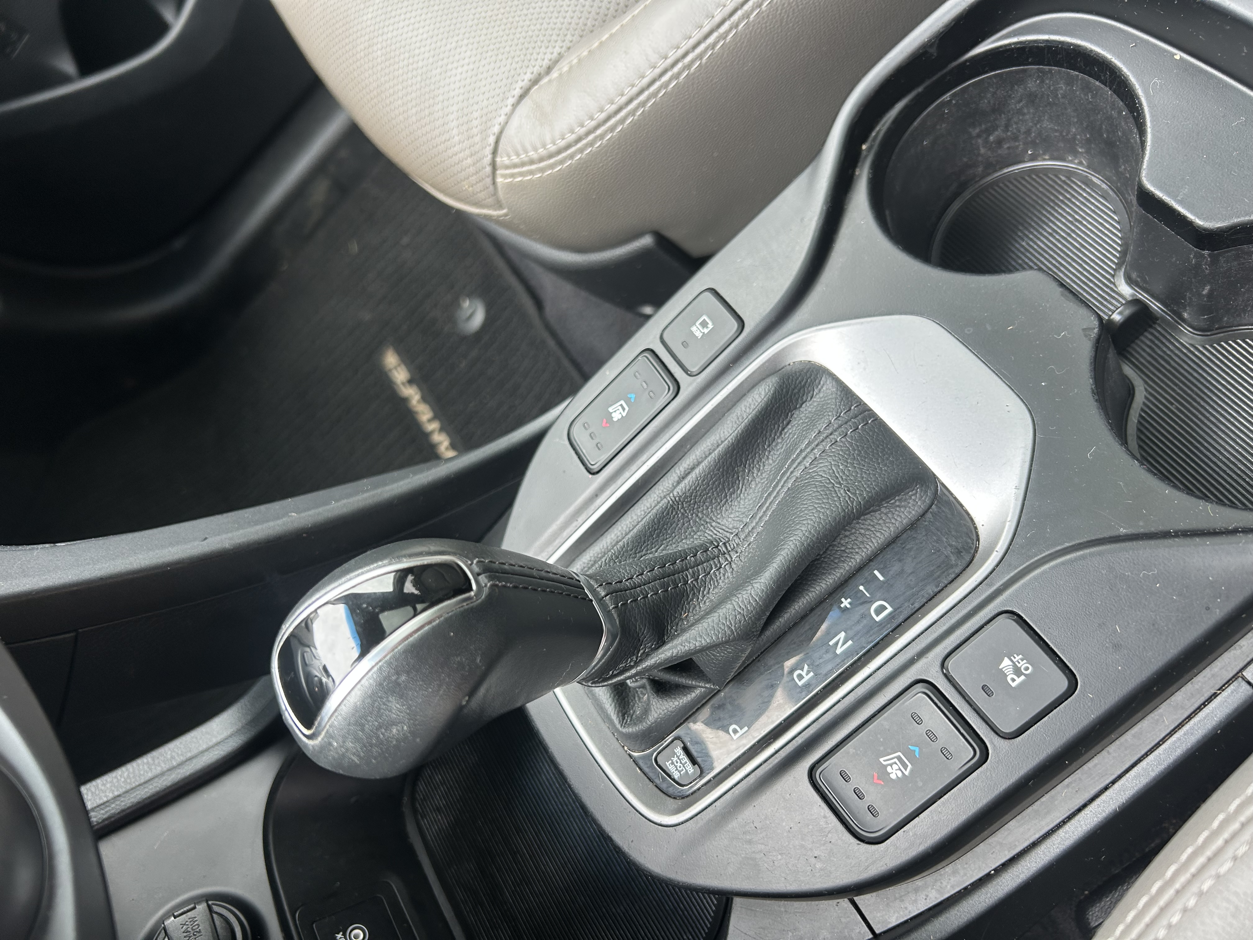 Used 2017 Hyundai Santa Fe Limited FWD image 10