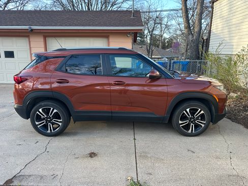 Used 2021 Chevrolet TrailBlazer LT w/ Sun and Liftgate Package image 2