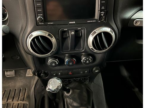 Used 2015 Jeep Wrangler Rubicon image 16