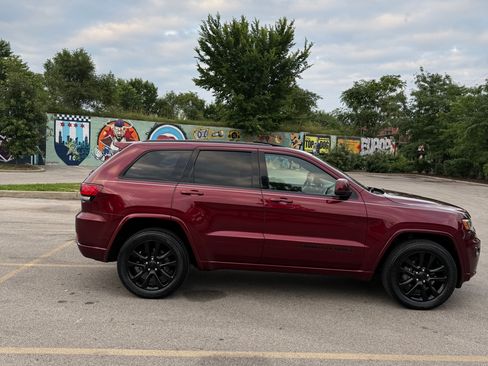 Used 2018 Jeep Grand Cherokee Altitude AWD/4WD image 6