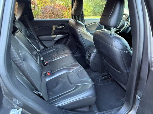 Used 2019 Jeep Cherokee Limited image 19