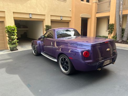 Used 2004 Chevrolet SSR w/ Preferred Equipment Group RWD image 2