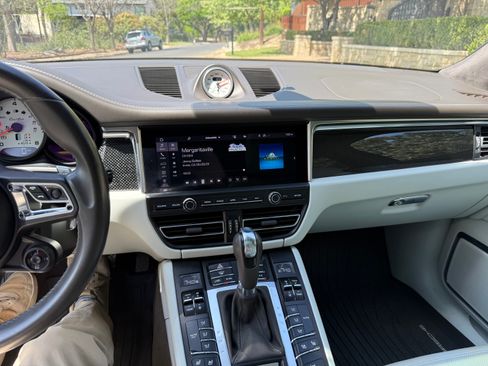 Used 2020 Porsche Macan Turbo image 12