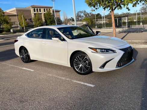 Used 2023 Lexus ES 300h w/ Premium Package image 5