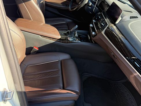 Used 2019 BMW 530i xDrive w/ Premium Package image 8