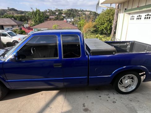 Used 2001 Chevrolet S10 Pickup LS w/ Preferred Equipment Group image 2