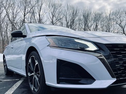 Used 2023 Nissan Altima 2.5 SR image 1