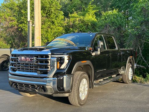 Used 2024 GMC Sierra 3500 SLE w/ SLE Value Package AWD/4WD image 4