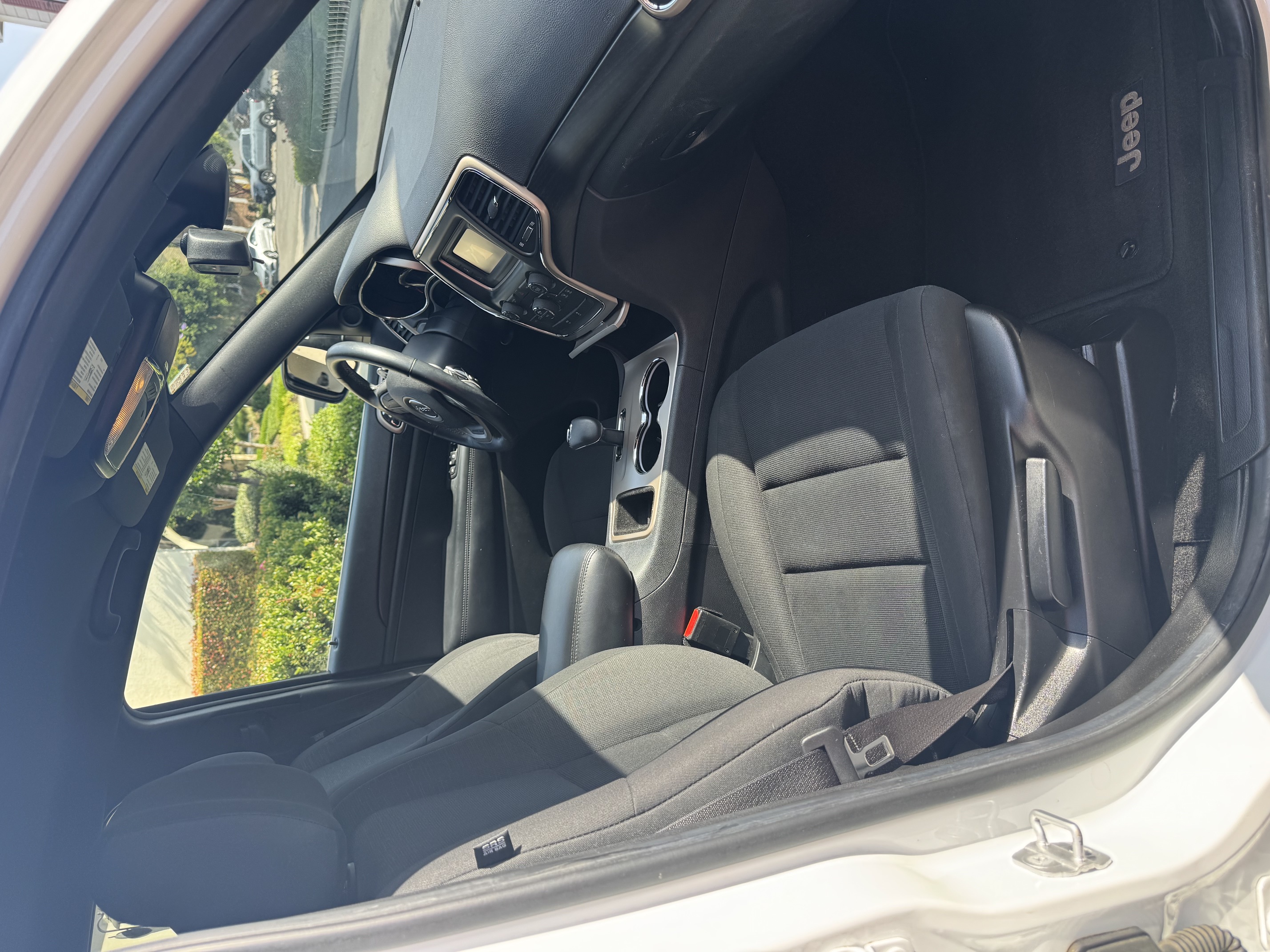 Used 2014 Jeep Grand Cherokee Laredo AWD/4WD image 5