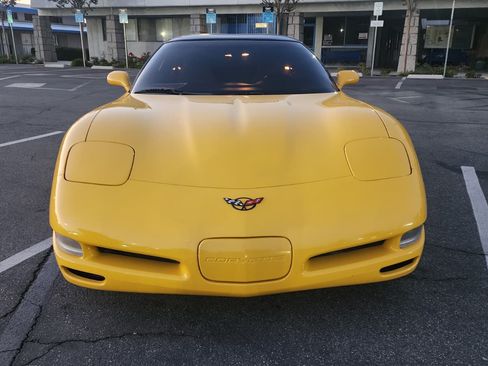 Used 2000 Chevrolet Corvette Coupe w/ Memory Pkg image 2