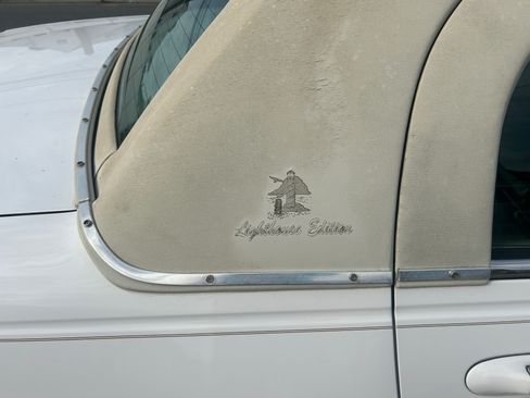 Used 2003 Lincoln Town Car Signature image 6