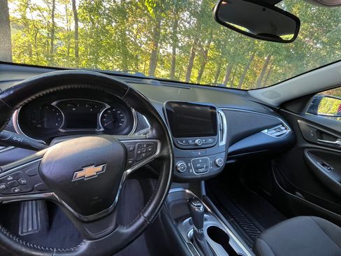 Used 2017 Chevrolet Malibu LT image 2