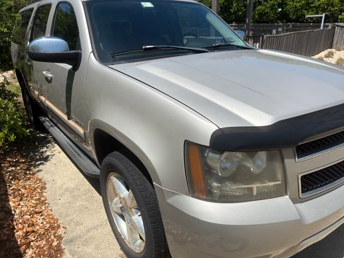 Used 2007 Chevrolet Suburban LT w/ LT Preferred Equipment Group AWD/4WD image 1