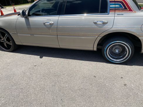 Used 1999 Lincoln Town Car Executive RWD image 16