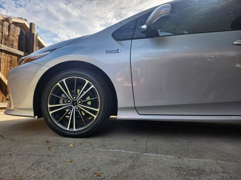 Used 2019 Toyota Prius Prime Advanced w/ Carpet Mat Package image 6