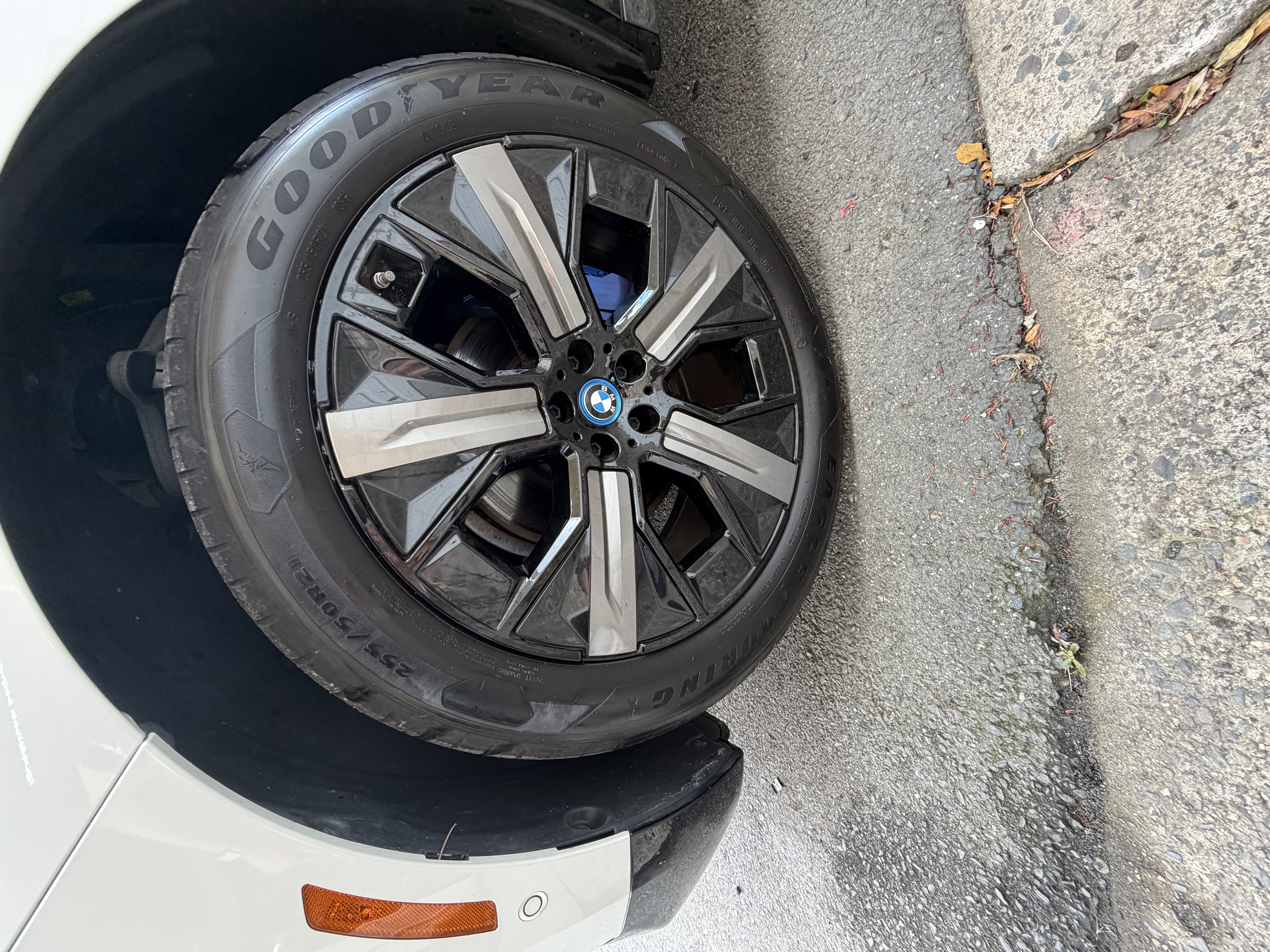 Used 2025 BMW iX xDrive50 w/ Premium Package AWD/4WD image 16