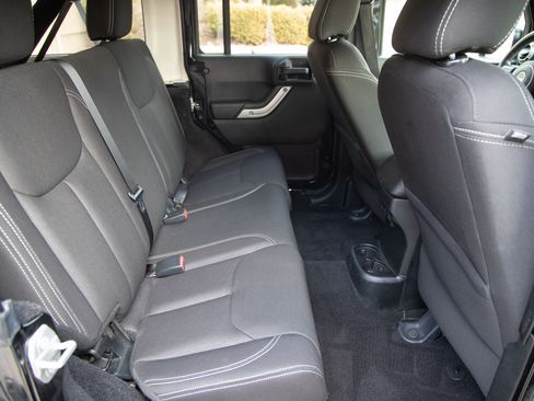 Used 2016 Jeep Wrangler Unlimited Sahara image 14