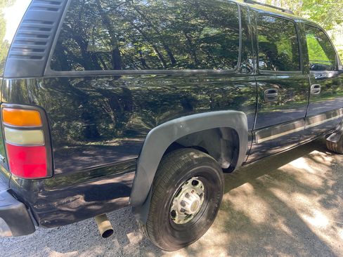 Used 2005 Chevrolet Suburban 2500 w/ Suspension Package, Autoride AWD/4WD image 5