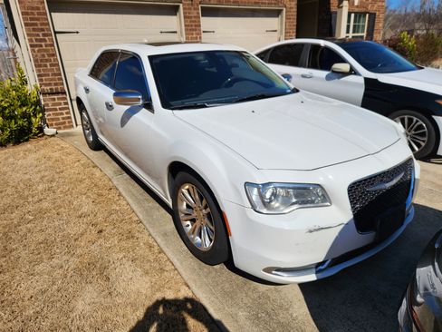 Used 2016 Chrysler 300 C image 1