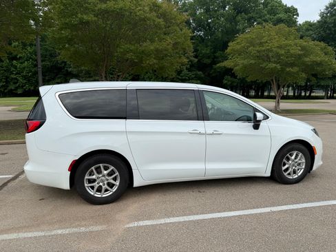 Used 2022 Chrysler Voyager LX FWD image 4