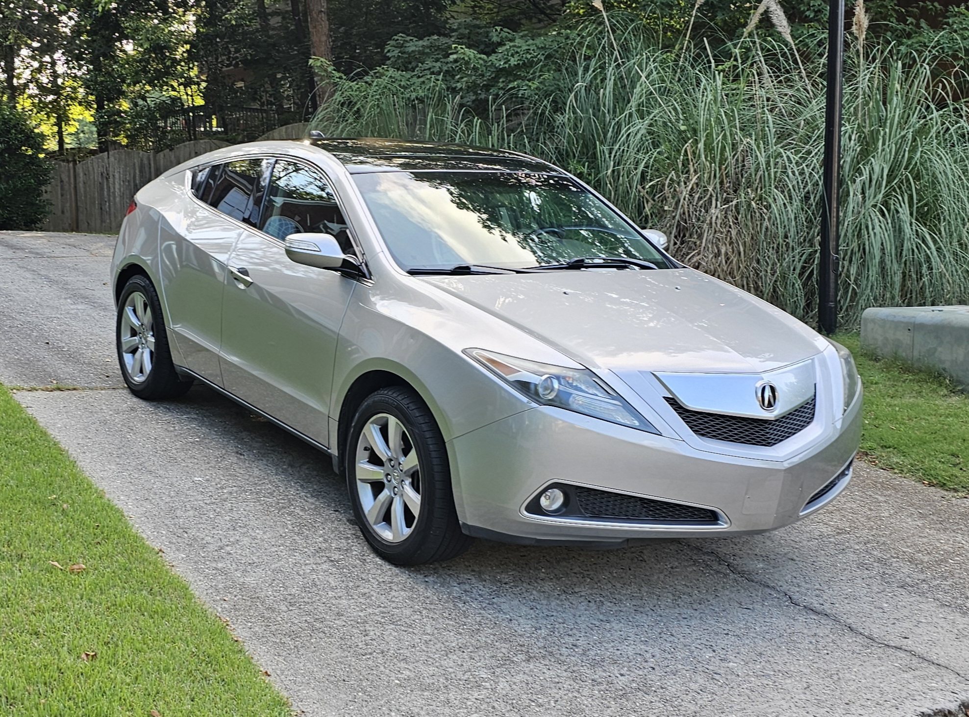 Used 2010 Acura ZDX w/ Technology Package AWD/4WD image 2