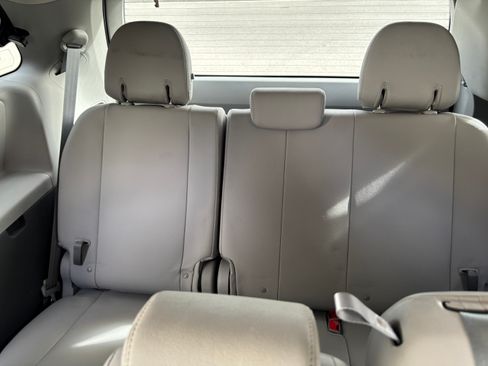 Used 2017 Toyota Sienna XLE Premium image 9