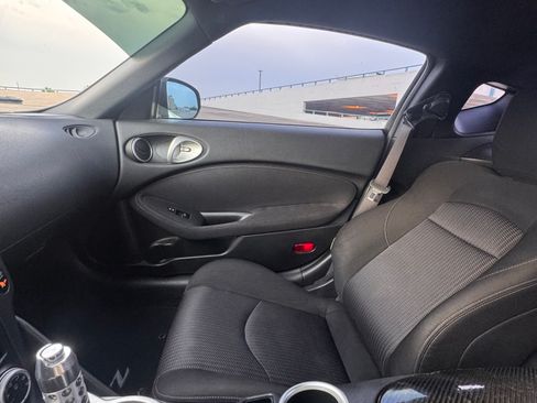 Used 2016 Nissan 370Z Coupe RWD image 9