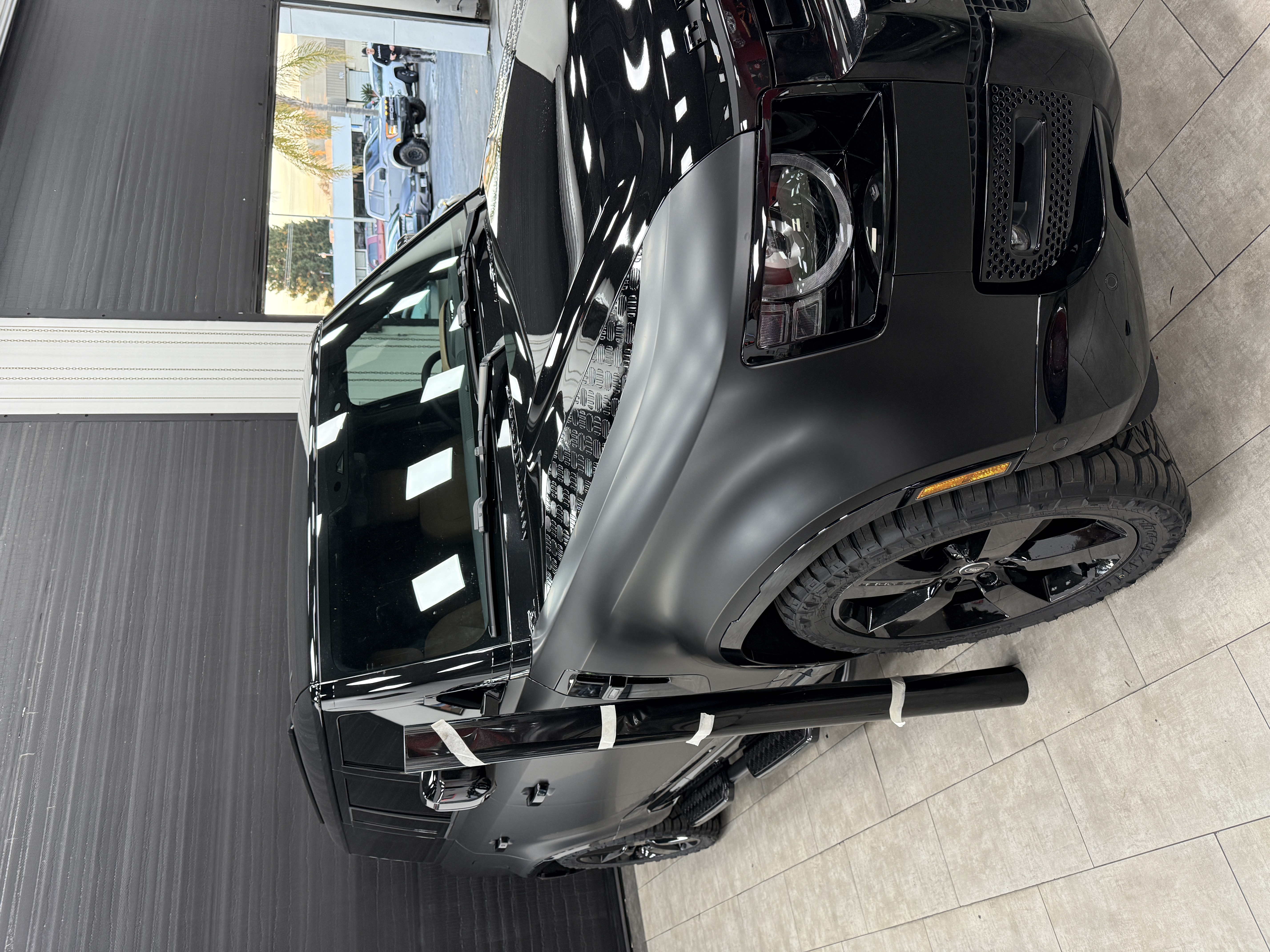 Used 2025 Land Rover Defender 130 X-Dynamic SE AWD/4WD image 4