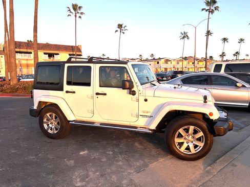 Used 2013 Jeep Wrangler Unlimited Sahara w/ Dual Top Group image 9