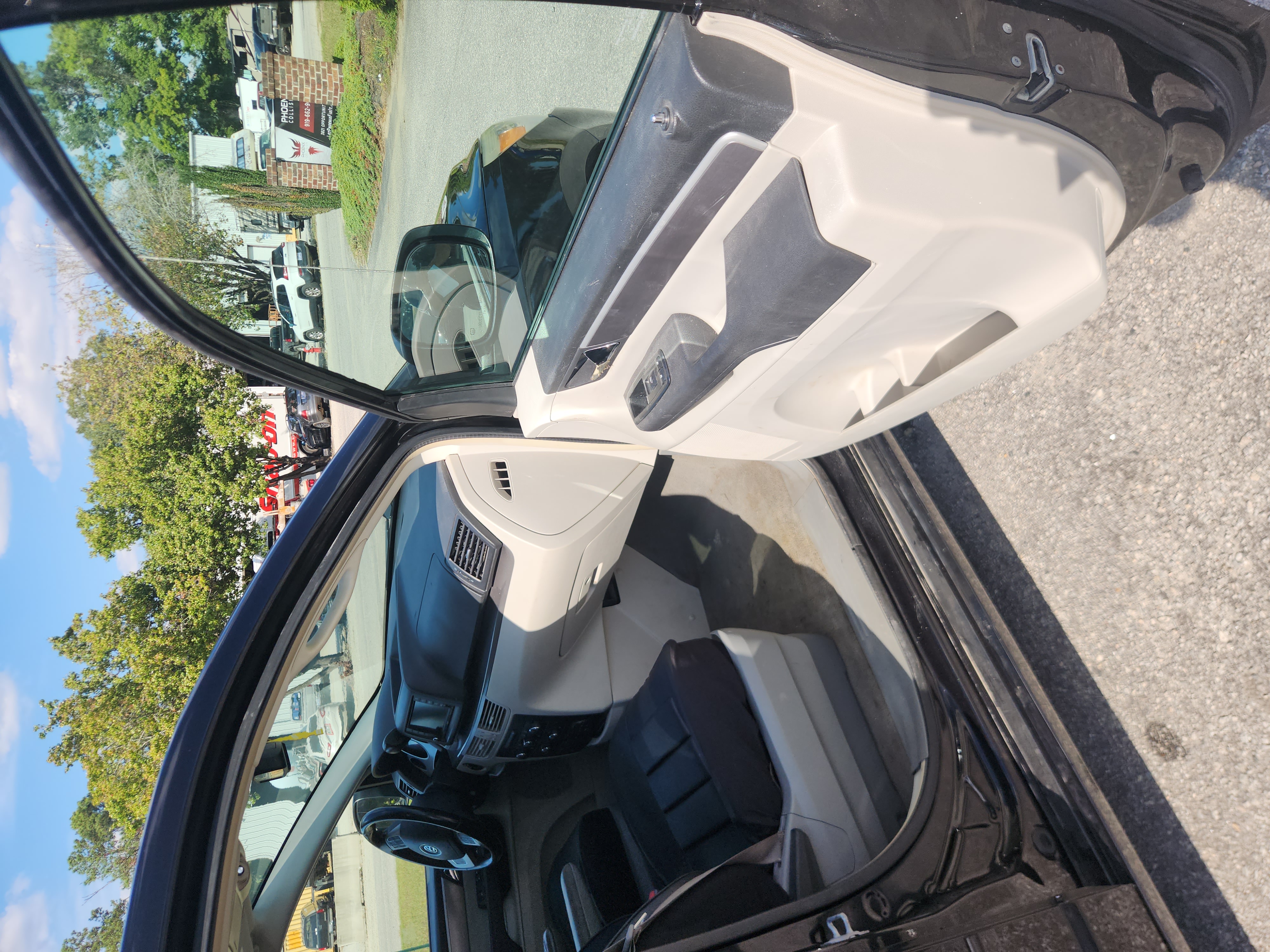 Used 2012 Volkswagen Routan SE FWD image 8