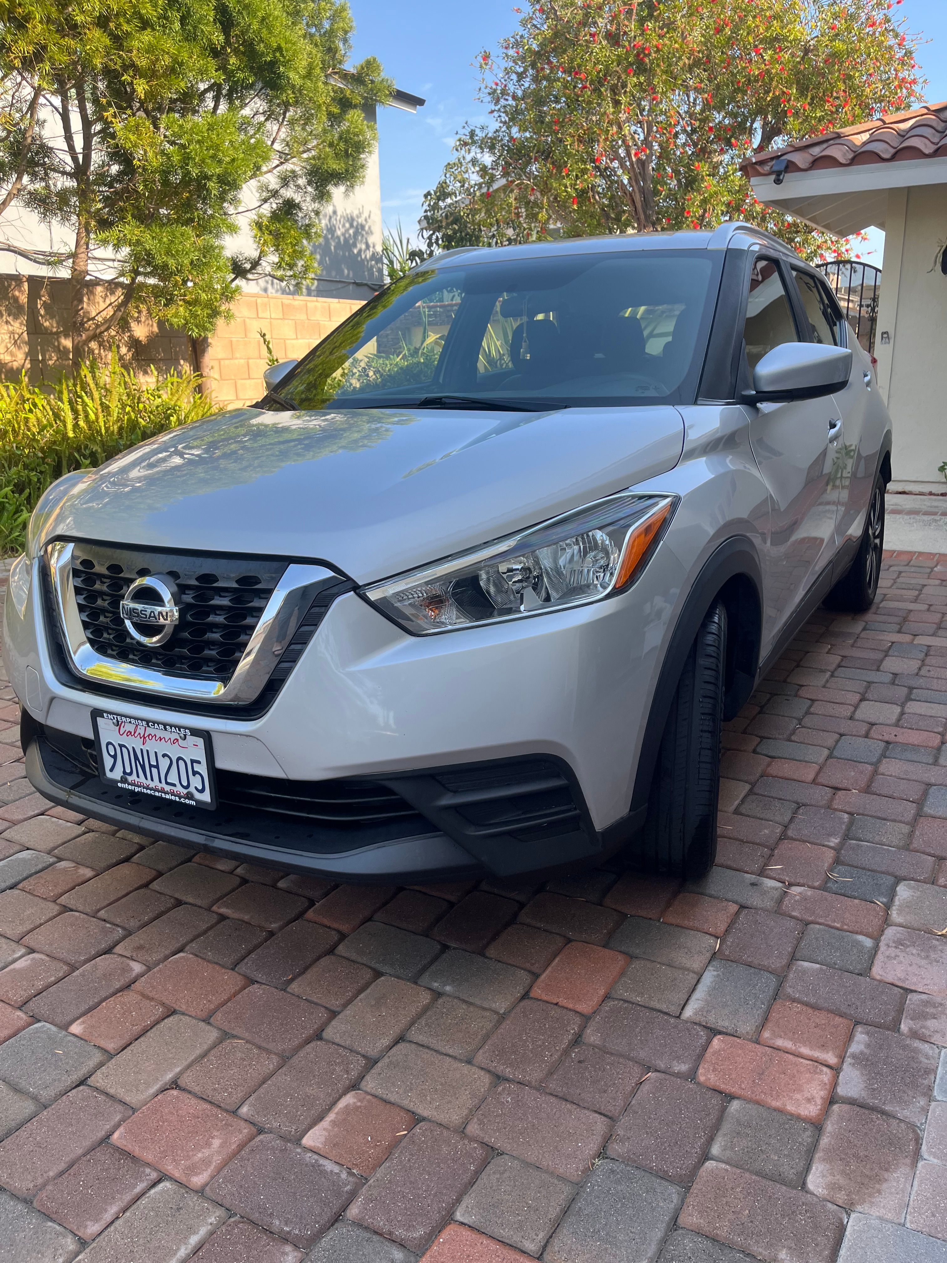 Used 2019 Nissan Kicks SV FWD image 1