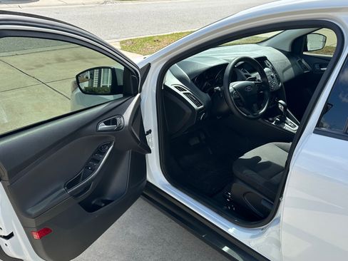 Used 2018 Ford Focus SE w/ SE Appearance Package image 10