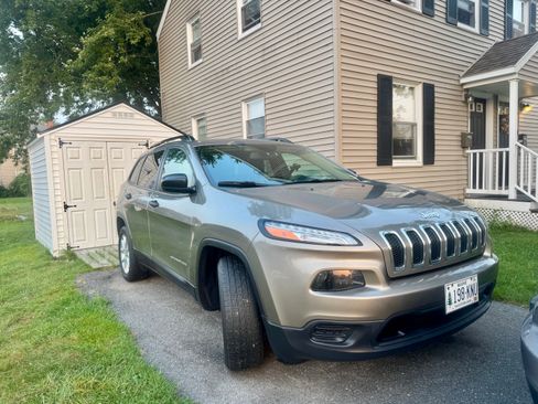 Used 2017 Jeep Cherokee Sport FWD image 2