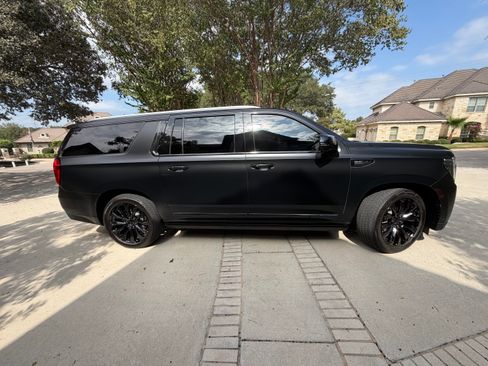 Used 2023 GMC Yukon XL Denali w/ Denali Reserve Package image 5