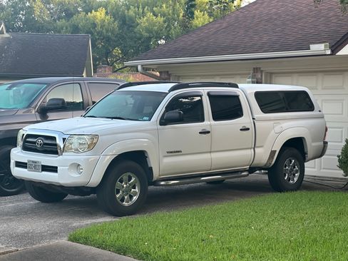 Used 2005 Toyota Tacoma PreRunner w/ SR5 Pkg #3 RWD image 2