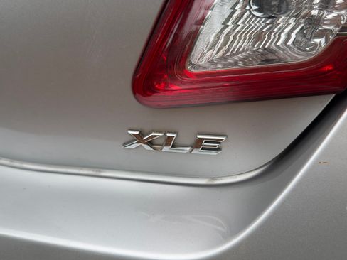 Used 2011 Toyota Camry XLE w/ SE/XLE Extra-Value Pkg FWD image 9