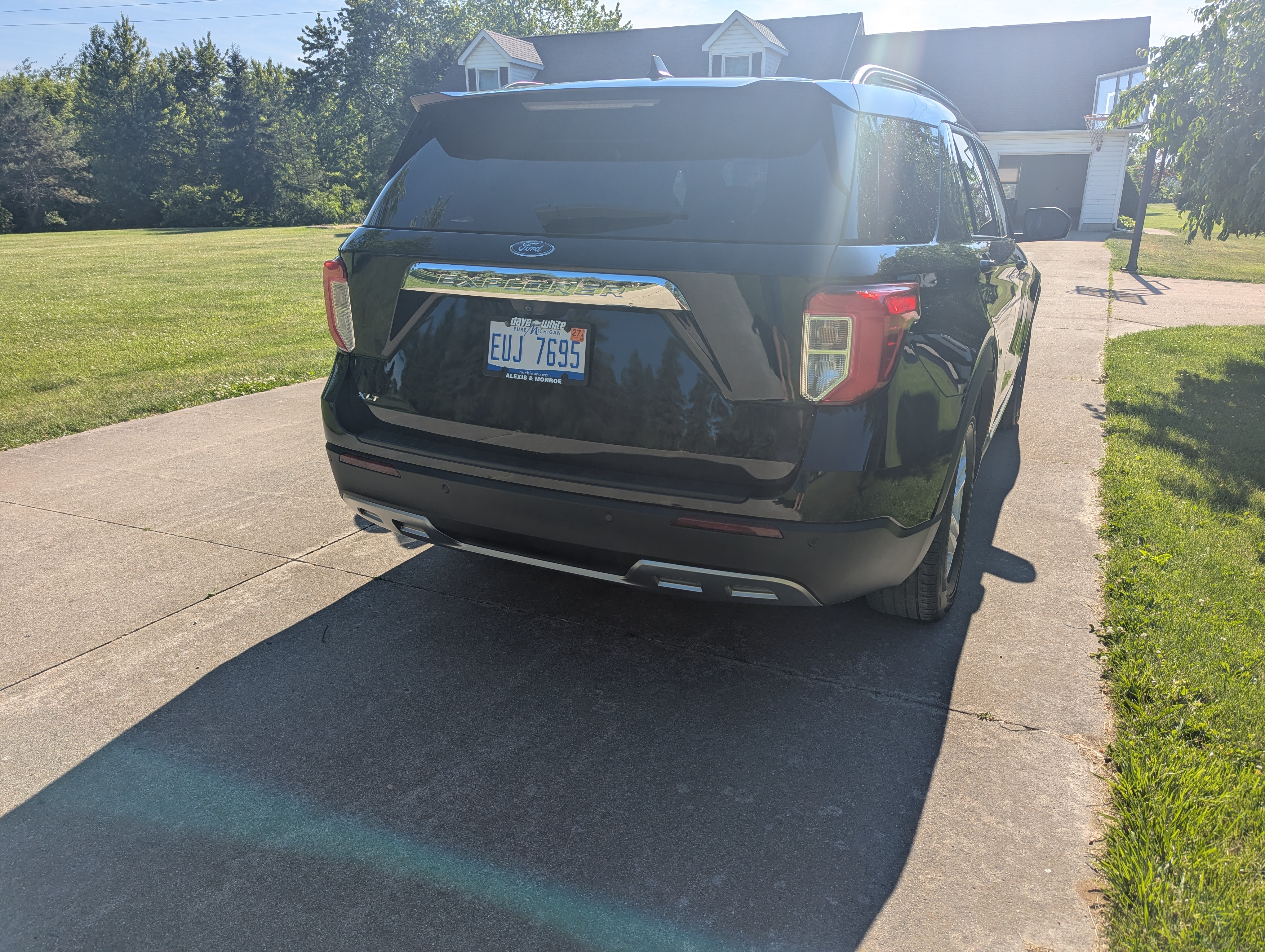 Used 2021 Ford Explorer XLT w/ Equipment Group 202A RWD image 12