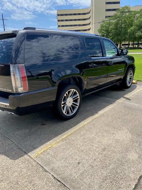 Used 2013 Cadillac Escalade ESV Premium RWD image 4