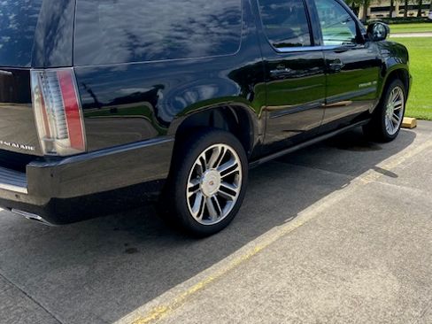 Used 2013 Cadillac Escalade ESV Premium RWD image 4