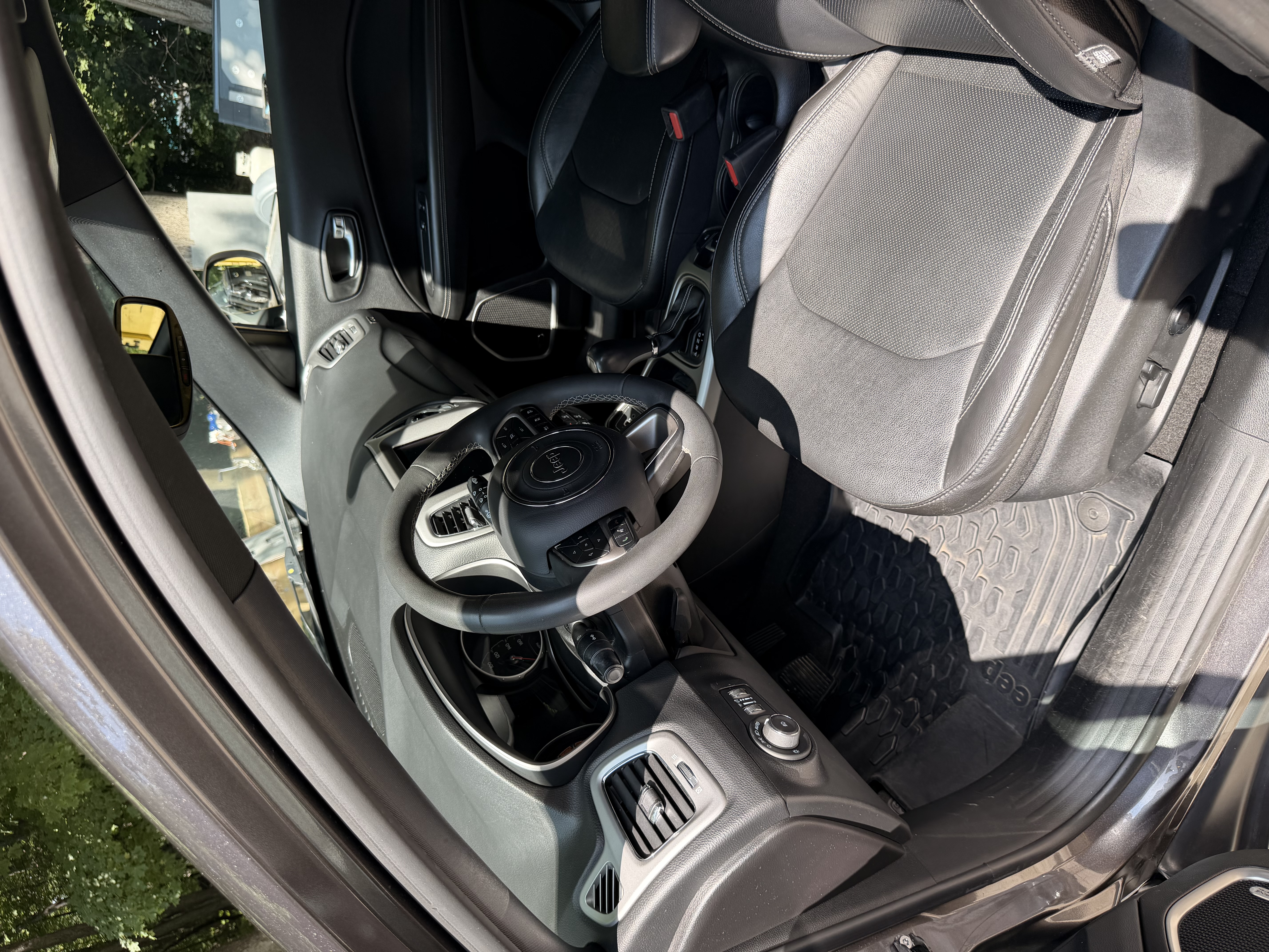 Used 2021 Jeep Compass Latitude w/ Sun and Sound Group AWD/4WD image 4