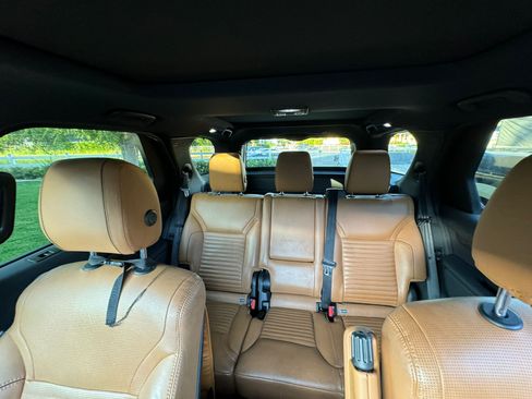 Used 2017 Land Rover Discovery HSE image 14