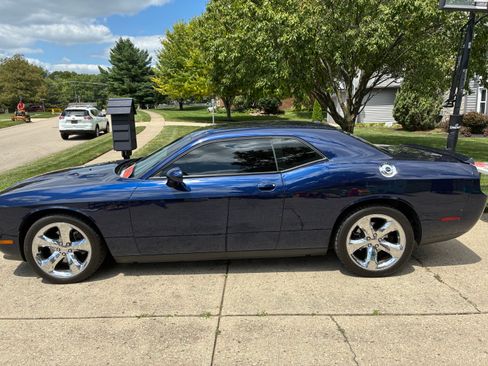 Used 2014 Dodge Challenger R/T RWD image 2