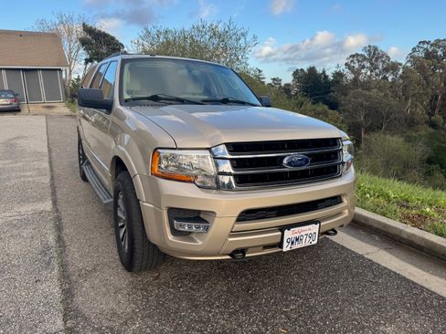 Used 2017 Ford Expedition XLT image 27