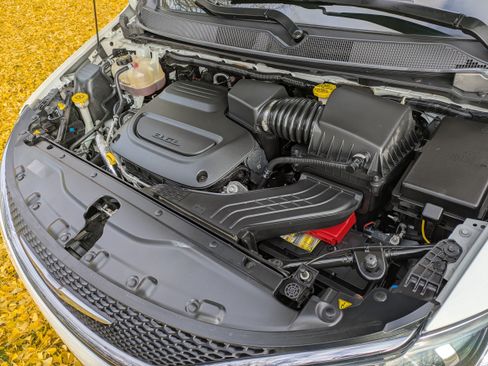 Used 2019 Chrysler Pacifica Limited image 25