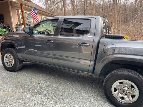 Used 2016 Toyota Tacoma SR5 w/ Towing Package image 6